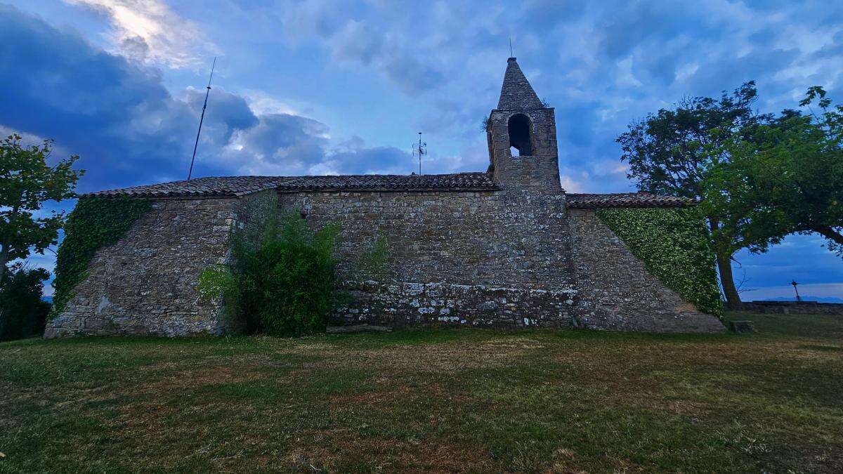 La bonita ermita de Santa Llúcia en Sobremunt