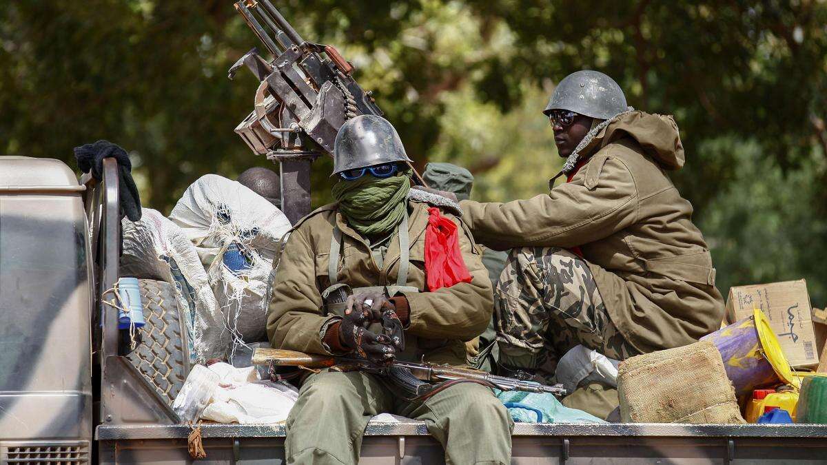 Un presunto ataque yihadistas contra un convoy civil escoltado deja 32 muertos en Mali