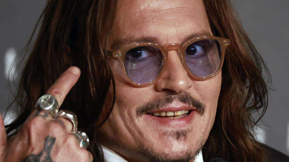 Johnny Depp muestra sus nuevos dientes despues de que su desastrosa boca se hiciese viral en Cannes