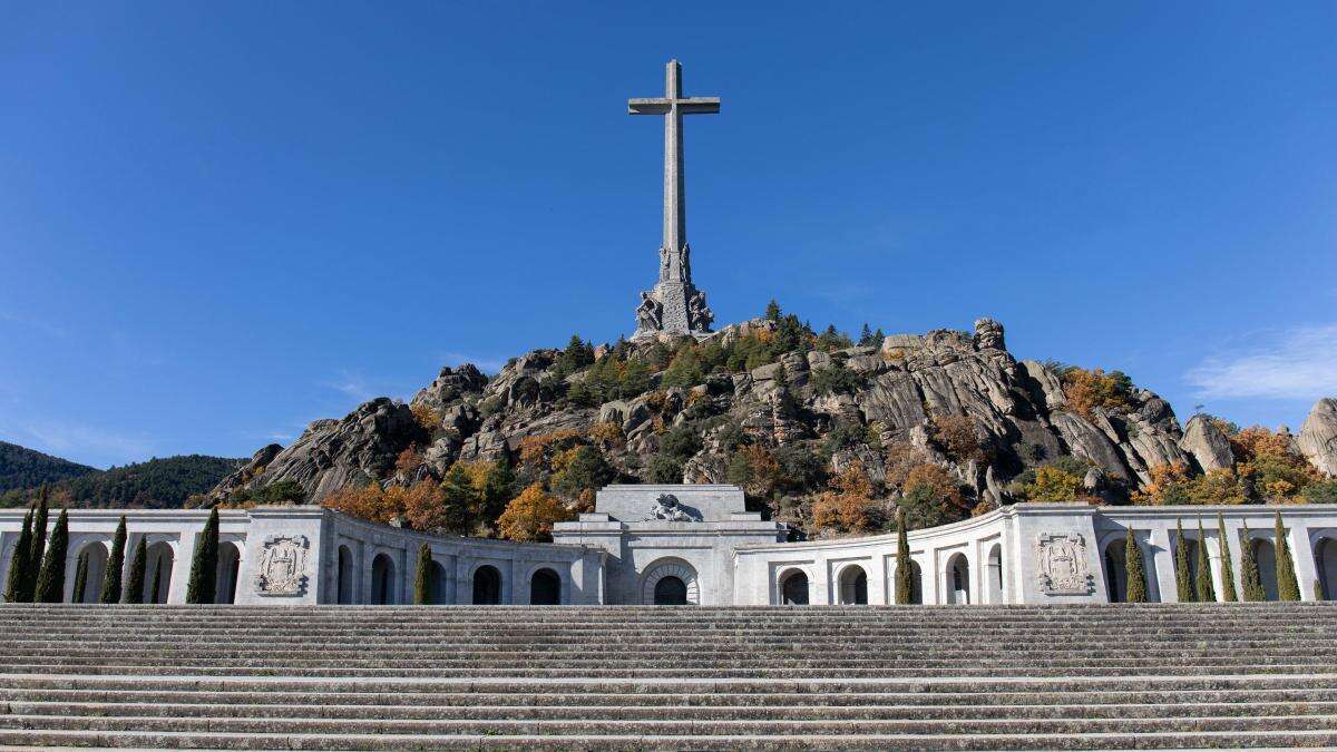 Denuncian a un instituto por una excursión a Cuelgamuros en el que se cantó el Cara al Sol