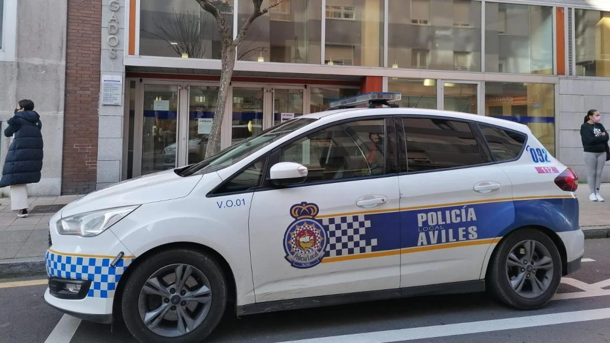 Una madre conduce ebria de madrugada con su hija y dos amigos, todos menores, y choca contra cuatro coches: acaba detenida
