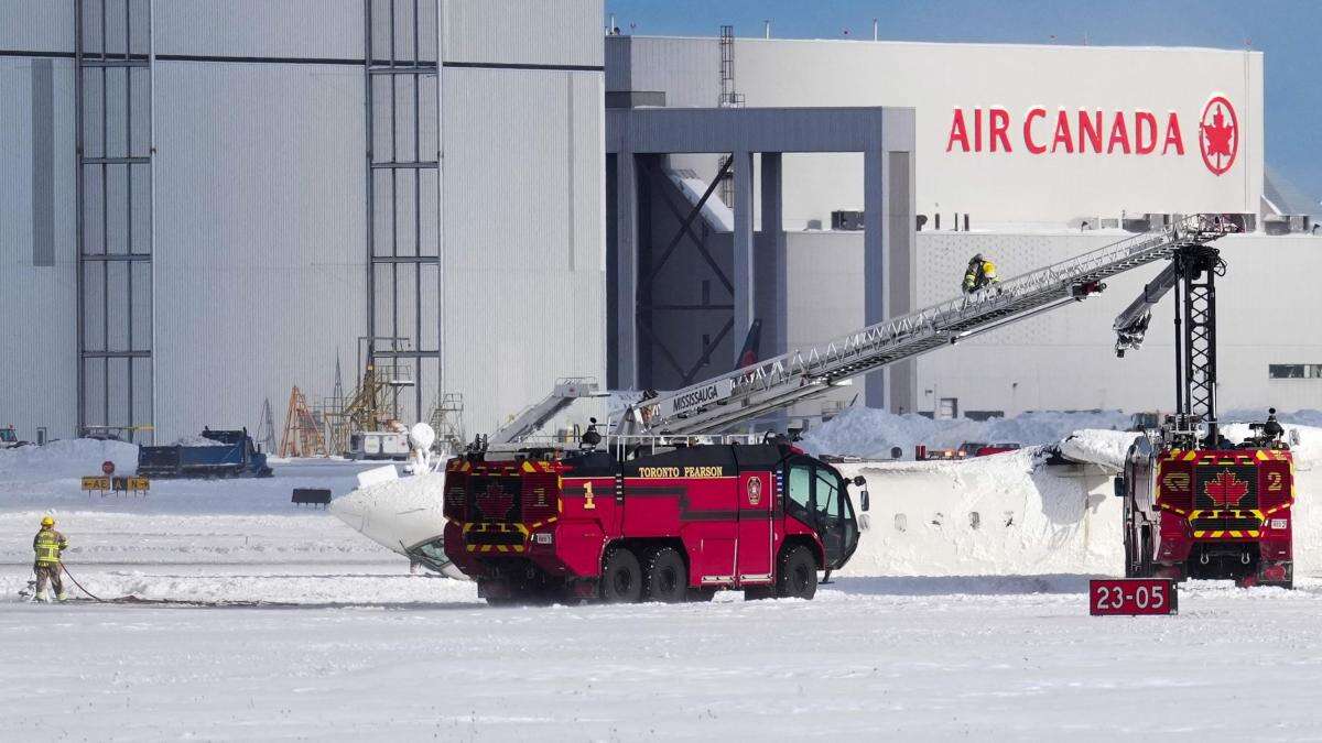 Milagro en Toronto: un avión acaba boca abajo al aterrizar pero solo se registran nueve heridos