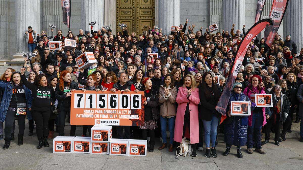 Un centenar de activistas pide al Congreso derogar la tauromaquia como patrimonio cultural