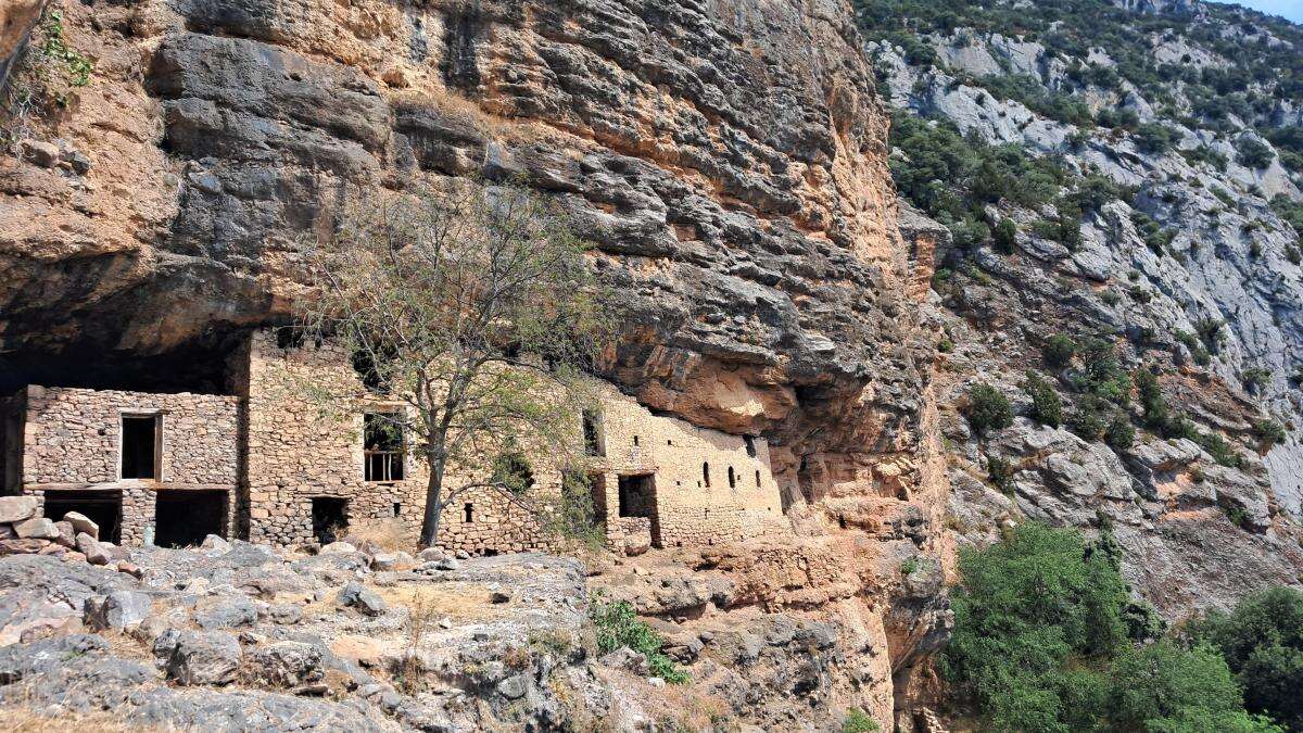 Un taller internacional investiga un enclave troglodítico del Pallars