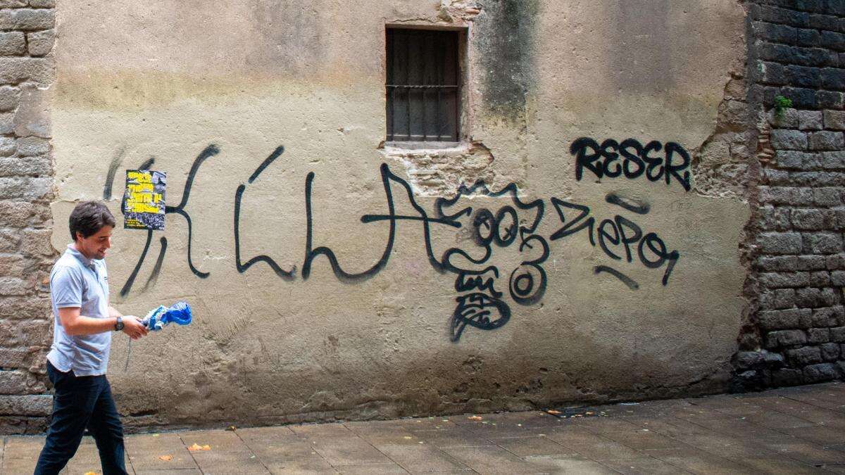 Un menor intenta agredir a un policía tras ser pillado haciendo un grafiti en Cuenca