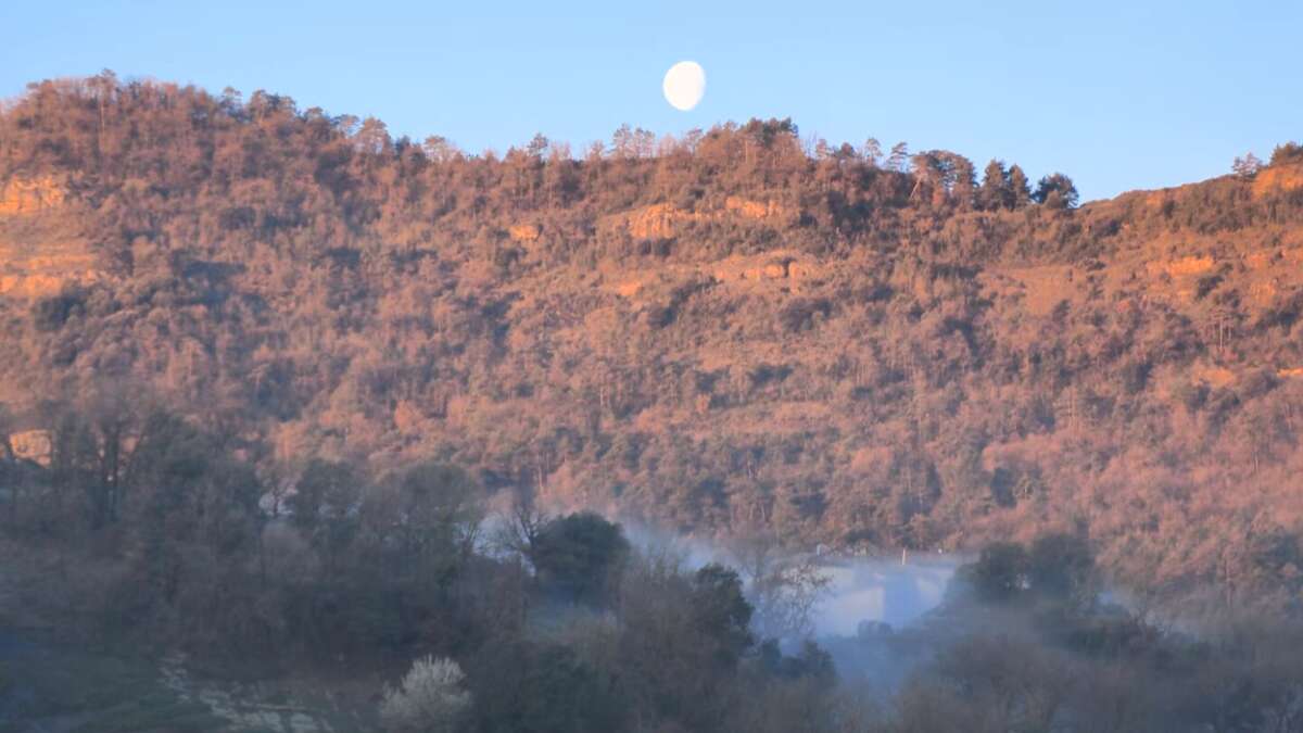 La puesta de la luna sobre el Mas de Serratosa