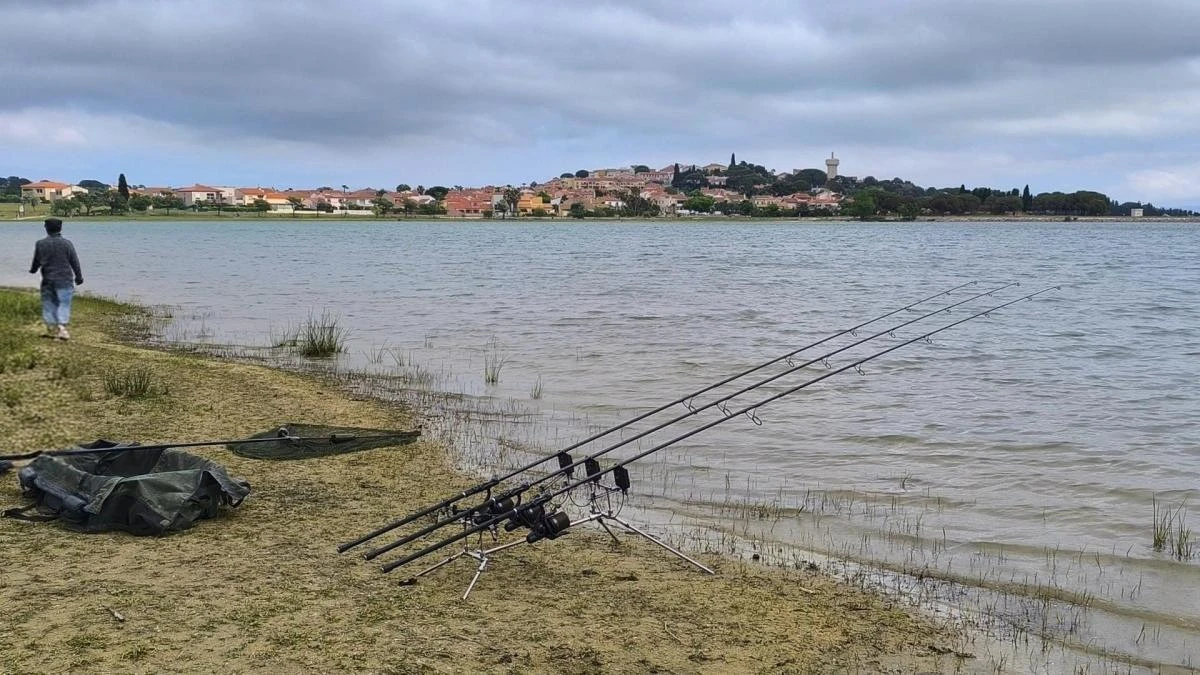 El bajo horizonte del estanque de Vilanova de la Raò