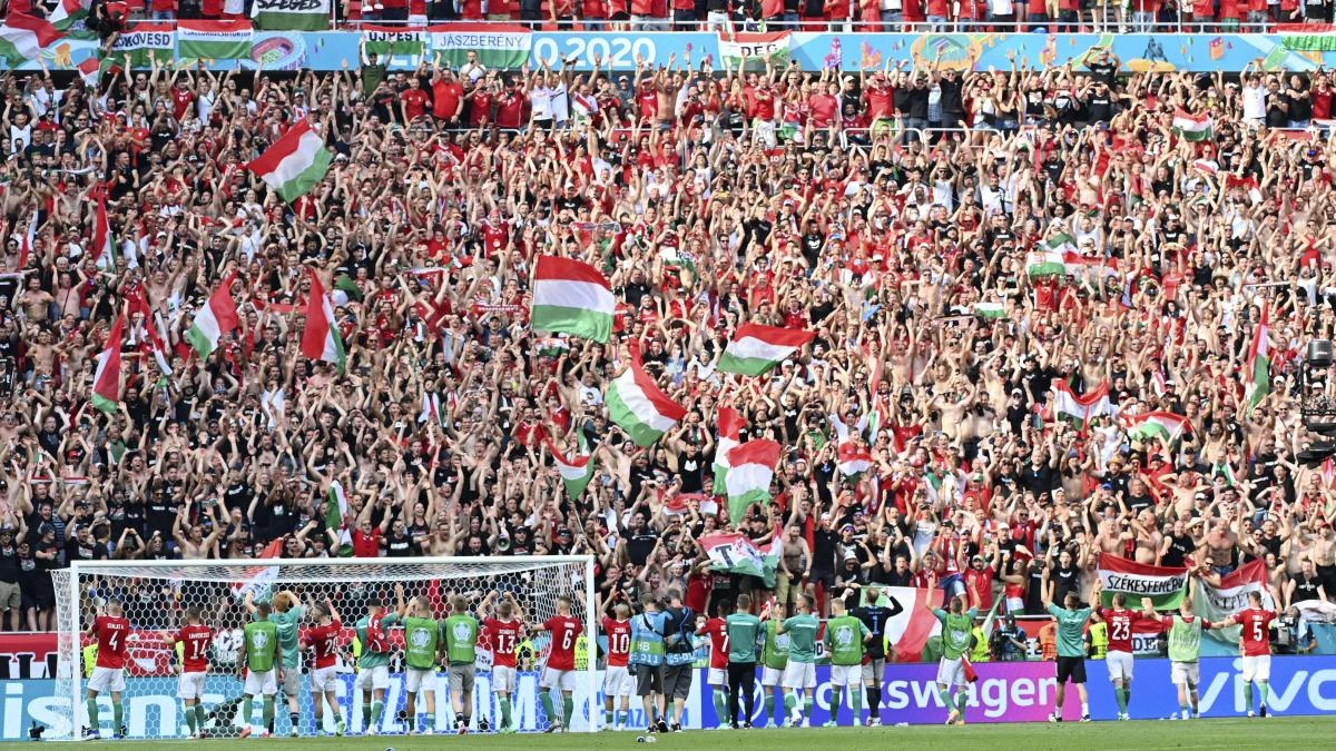 La UEFA investiga posibles actitudes racistas en el Puskas Arena