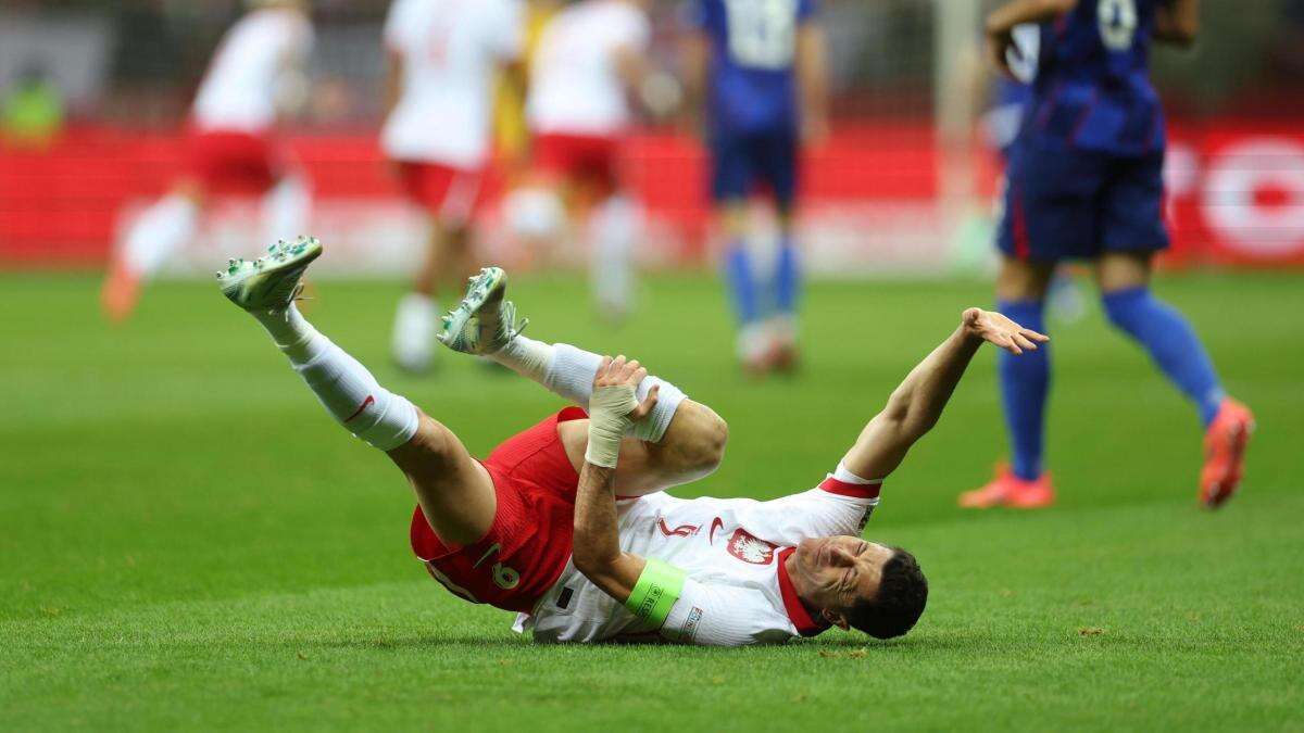 Lewandowski abandona medio cojo el partido de Polonia