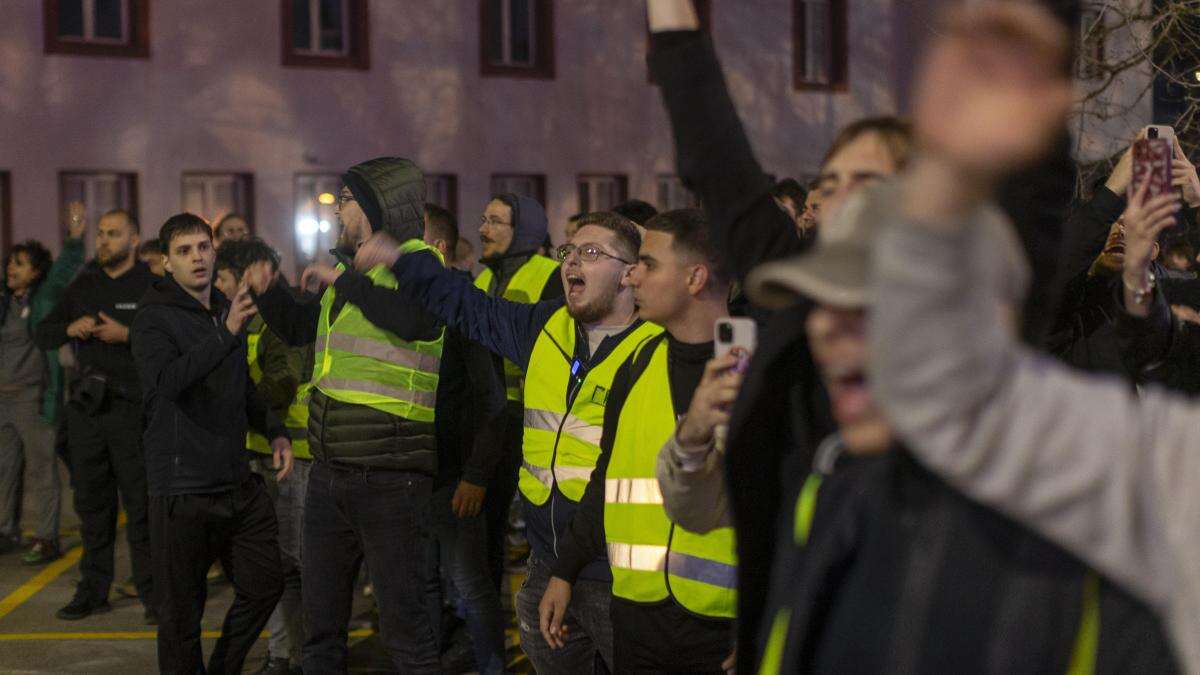 Miles de universitarios serbios bloquean la tele pública, a la que acusan de desinformar