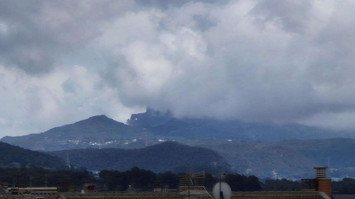 Manto de nubes en la Roca Foradada