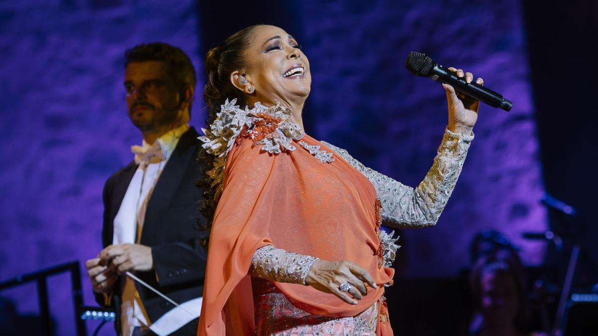 Isabel Pantoja llora en pleno concierto al recordar a Paquirri y le llueven las críticas: ''Teatrera''