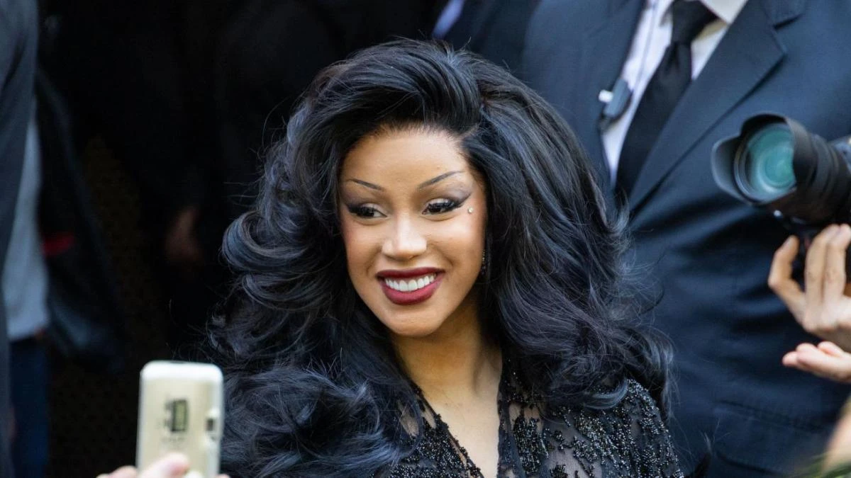 Cardi B revela que lleva tres meses sin lavarse el pelo: “Probablemente tengo huevos de cucaracha”