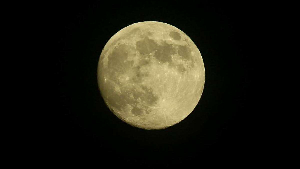 ¿A qué hora brillará más la superluna del Castor?