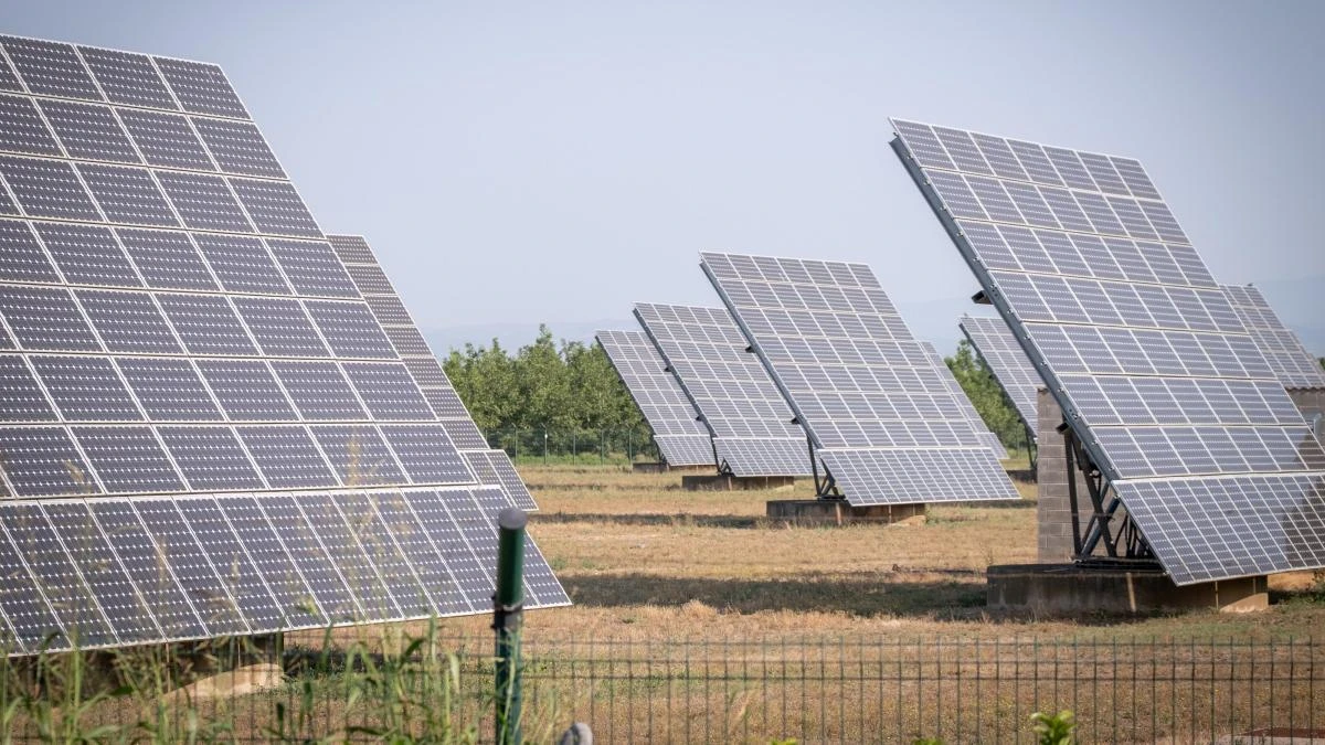 El Govern elimina el interés público superior para amarrar el decreto de renovables