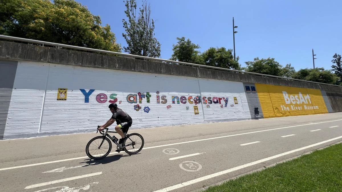 BesArt acerca el ‘paste-up’ al Besòs con 250 artistas que transformarán un lienzo de 17 metros