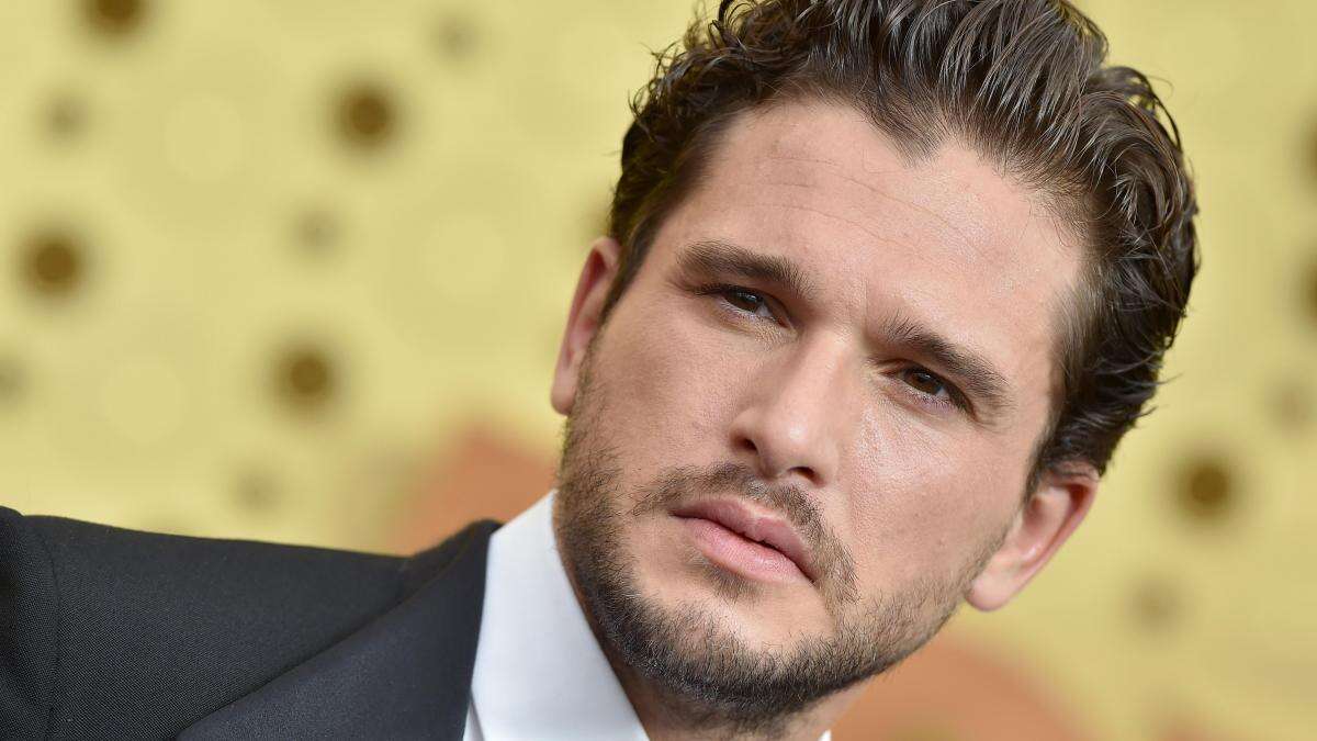 Ovación en redes a la foto de Kit Harington en un camerino: ''Buen 'Juego de Abdominales'''