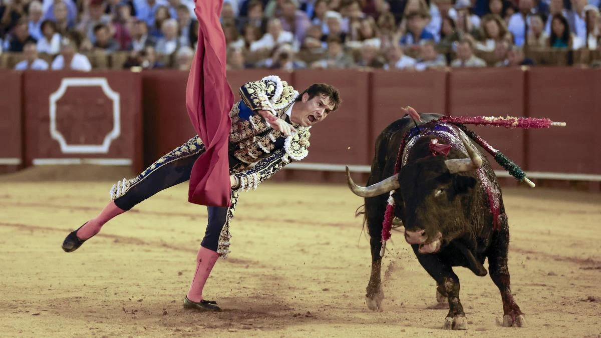 Daniel Luque se saca de la chistera una faena imposible y corta una oreja en La Maestranza