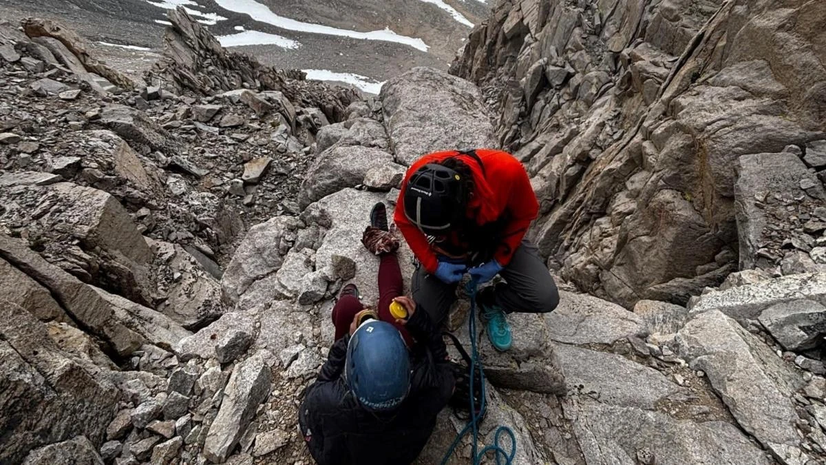 Una joven se cae en una montaña y queda atrapada a 4.000 metros de altura: el increíble rescate tras 28 horas sin agua ni comida