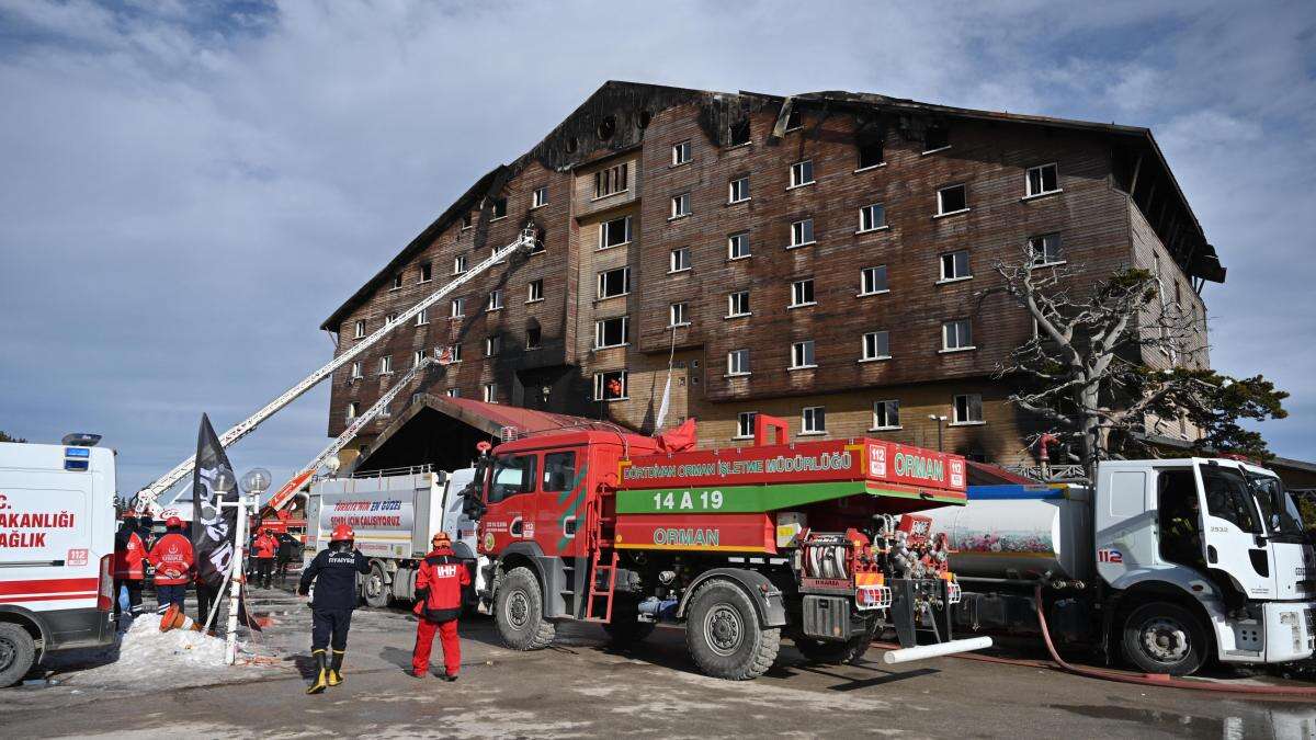 Turquía detiene a 9 personas por su vinculación con el incendio de un hotel que causó 76 muertos