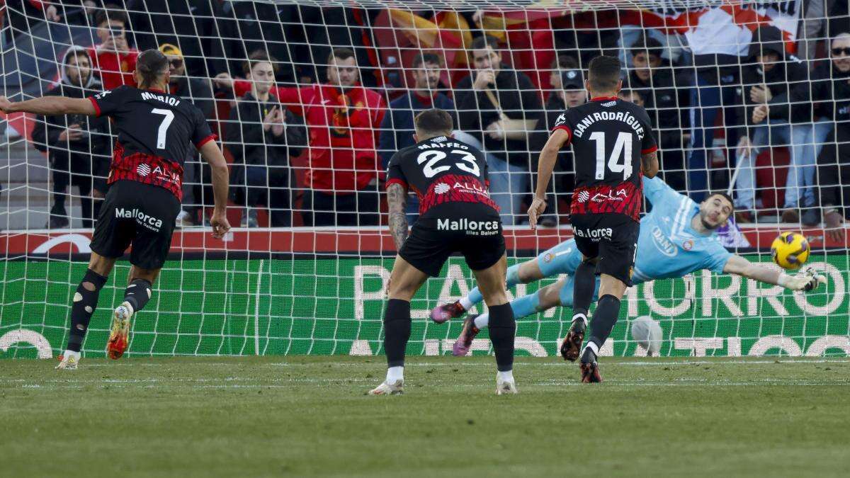 Tres penaltis tumban al Espanyol de un increíble Joan García