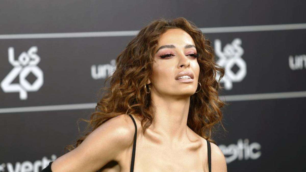 Un espectador acosa sobre el escenario a la cantante Eleni Foureira en mitad de su actuación