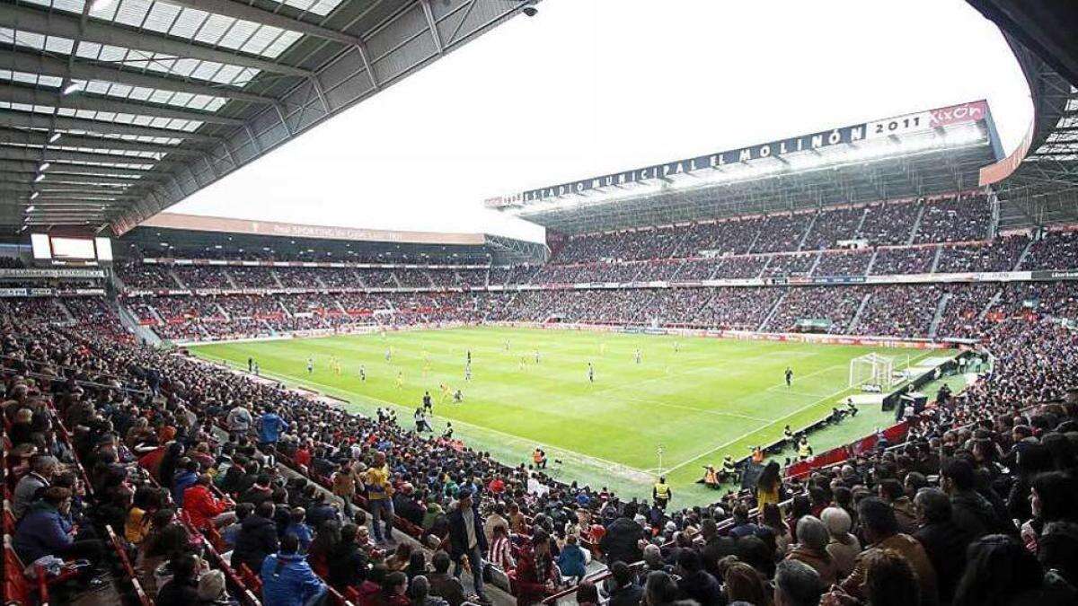 Detenido un madrileño por colarse en el estadio de El Molinón para grabarse pisando el césped y robar bufandas y banderines