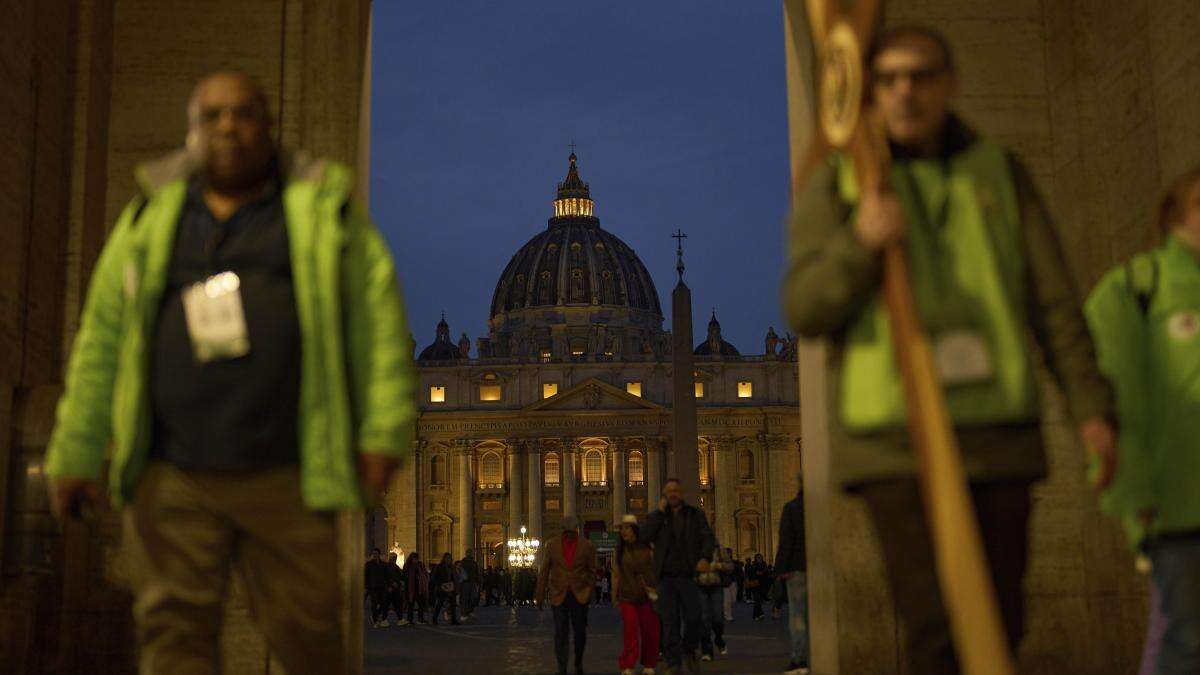 El papa Francisco mejora: “No está en peligro inminente de vida”