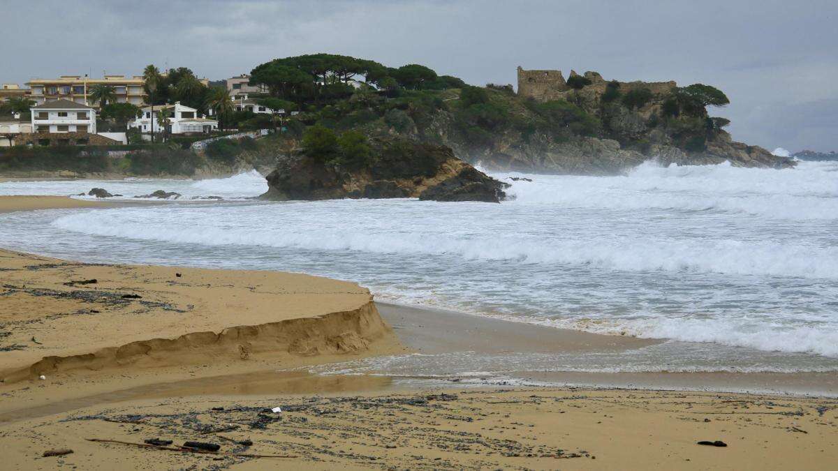 El temporal se come buena parte de la playa de La Fosca de Palamós