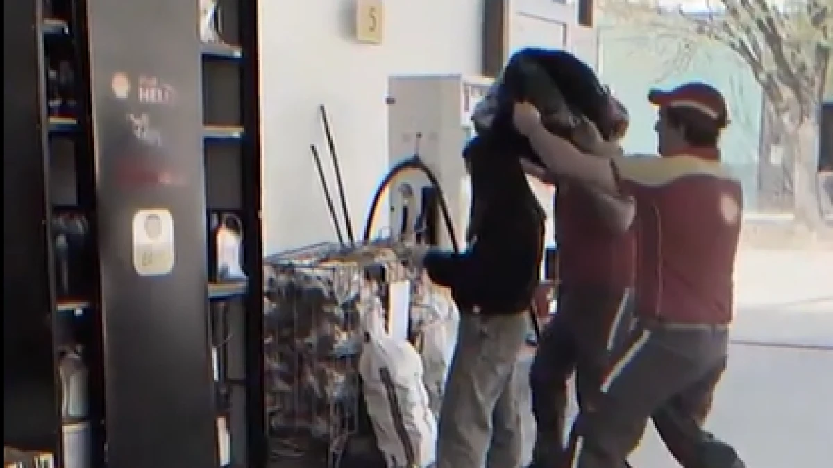 Los empleados de la estación de servicio de una conocida petrolera “bromean” con hacer desaparecer a una joven secuestrándola en una bolsa de consorcio y 'estalla' la polémica