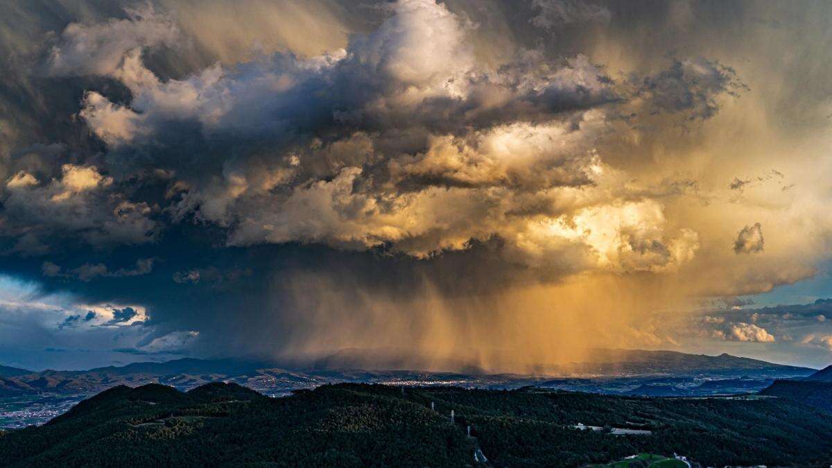 Emili Vilamala, finalista del calendario de la ONU con una foto de lluvia y granizo sobre Vic