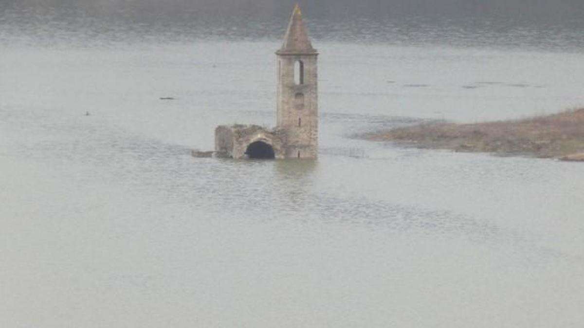 A la iglesia del pantano de Sau ya solo se puede llegar nadando o en barca