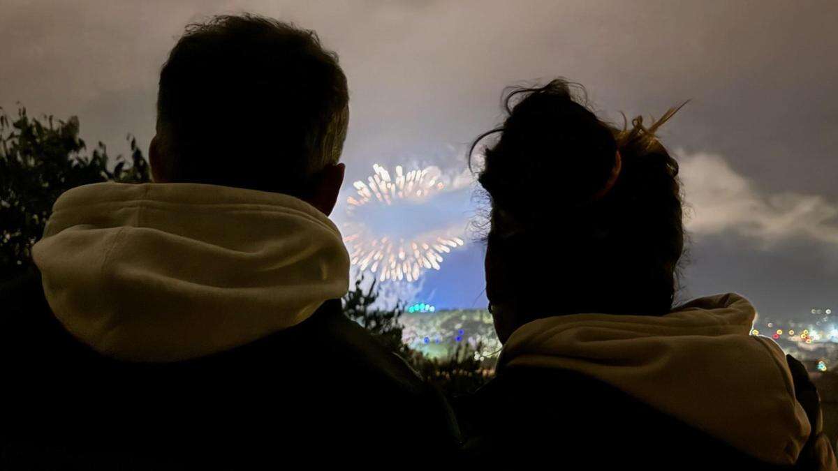 Fuegos artificiales en Girona para despedir unas Fires de Sant Narcís pasadas por agua