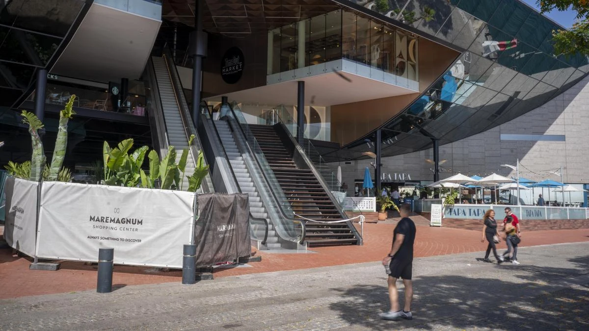 Muere un joven tras caer desde la segunda planta del Maremagnum de Barcelona