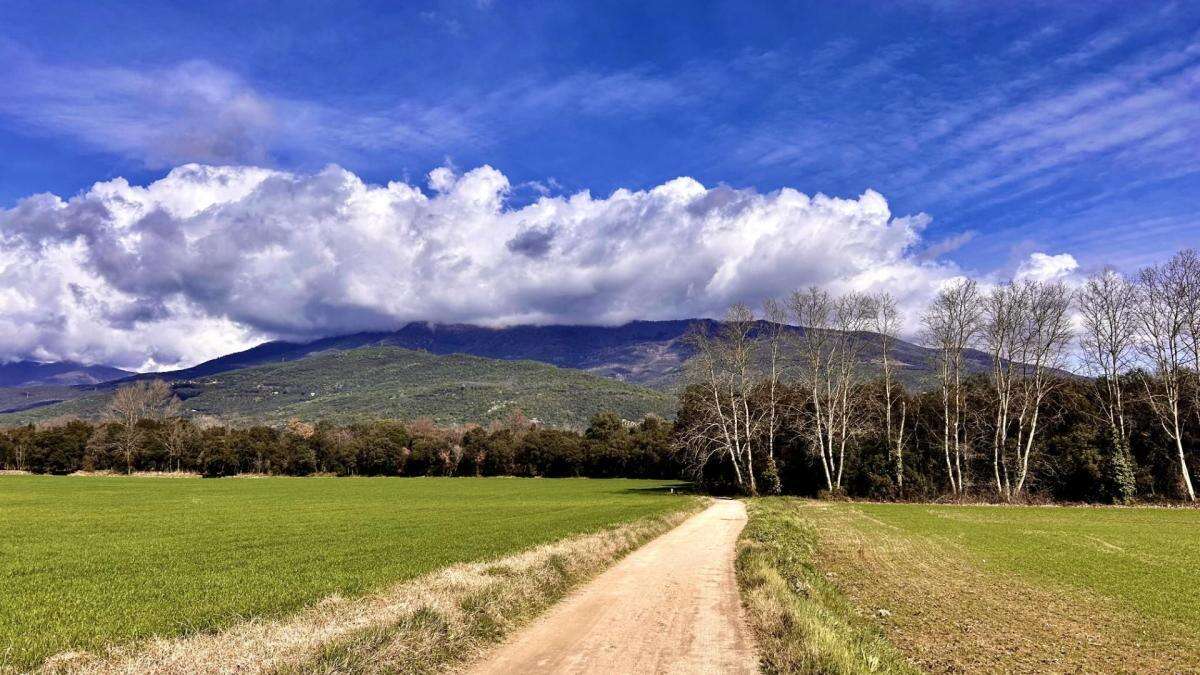 Camino de nubes en el Vallès