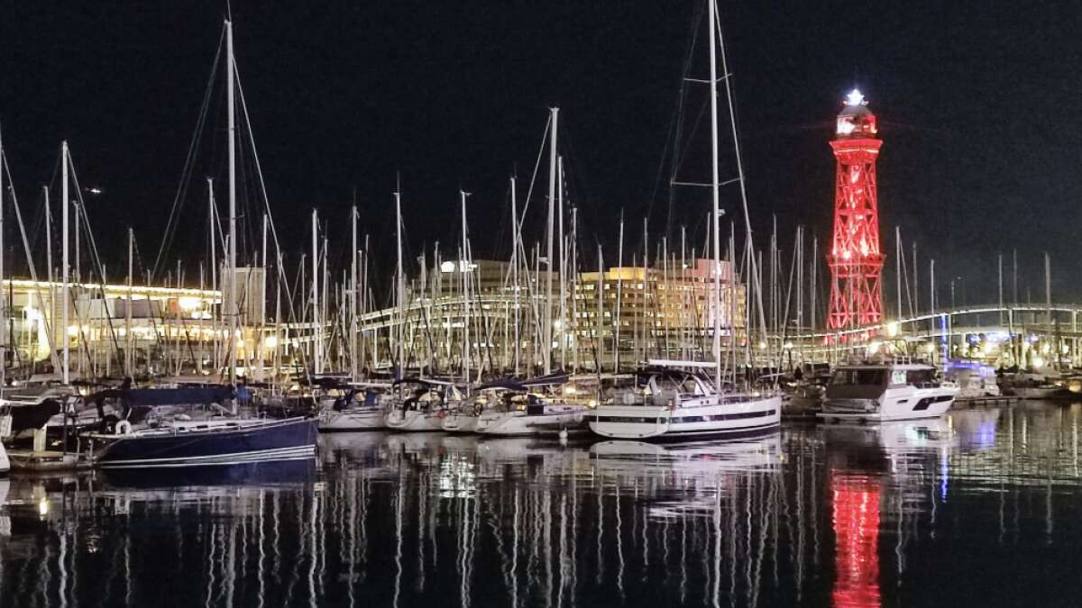 Reflejos nocturnos del puerto de Barcelona