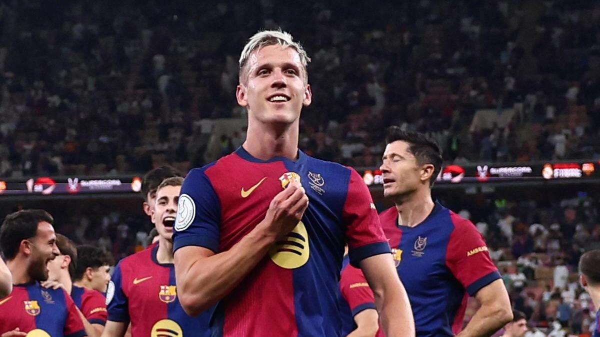 Dani Olmo, tras la final: beso al escudo y señal con los índices de que se queda