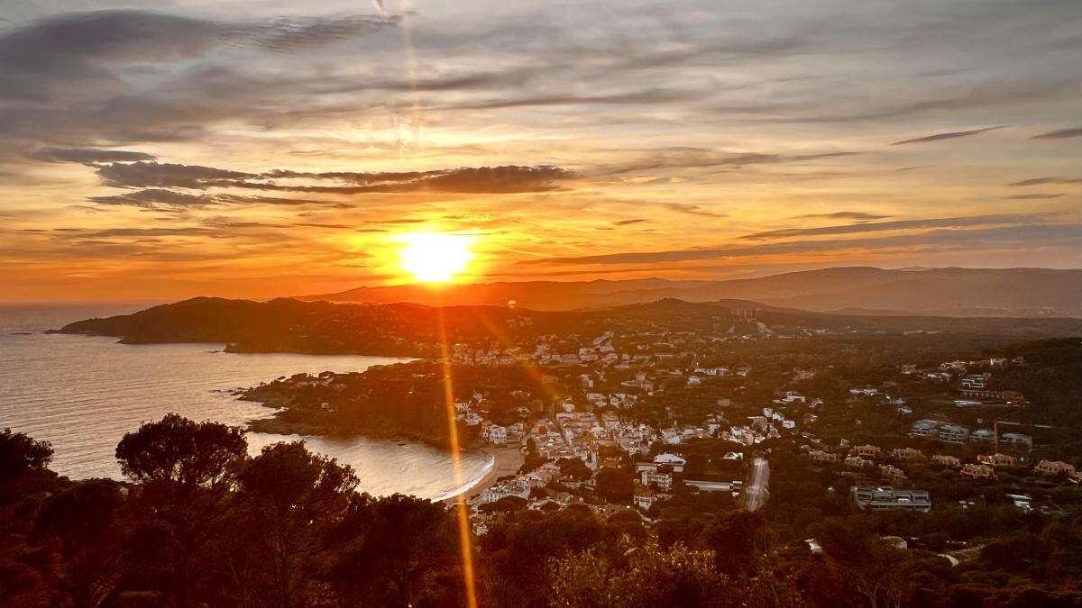 Palafrugell, de la cálida puesta de sol al amanecer de niebla baja y heladas