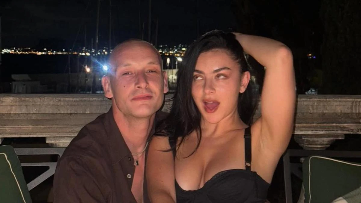 Charli Xcx celebra la fiesta de su boda con George Daniel, baterista de The 1975, en Sicilia