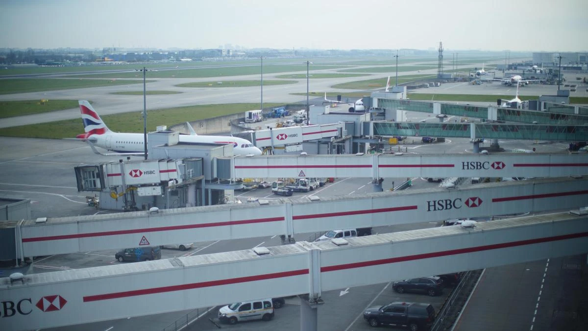 Reino Unido investiga cómo un deportado huyó corriendo por las pistas de Heathrow