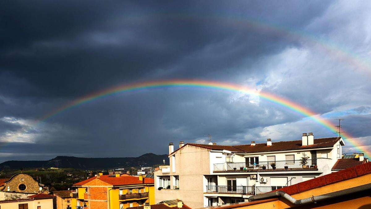 Un arco iris doble ilumina el barrio del Remei