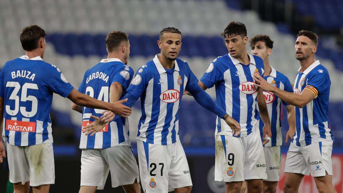 Véliz desatasca al Espanyol en Riazor