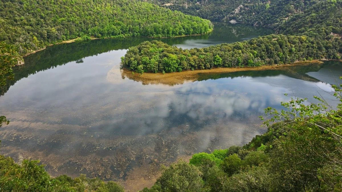 El río Ter luce como un pequeño Amazonas