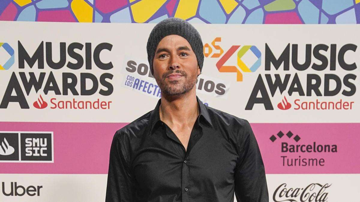 Se hace pasar por Enrique Iglesias y estafa 3.000 euros a una mujer de 60 años