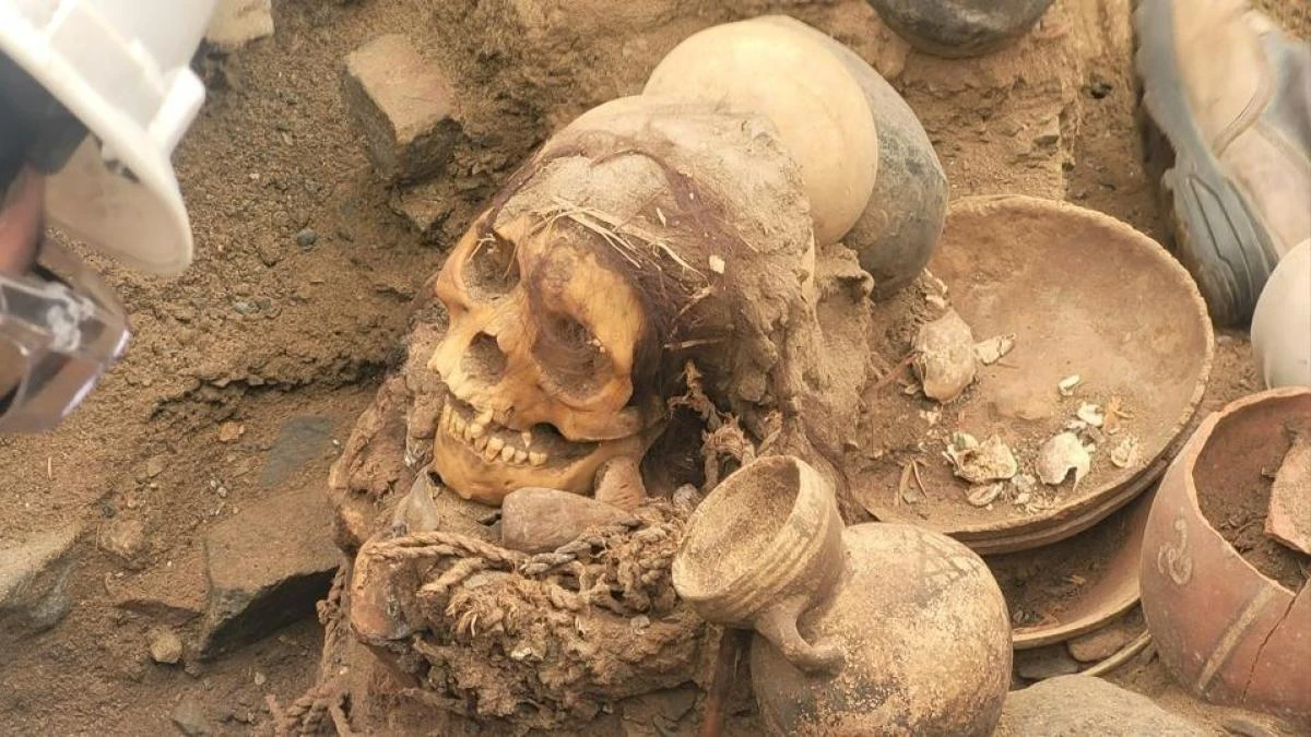 Unos operarios que ampliaban la red de gas en Lima descubren la momia de una mujer de la cultura Chancay que falleció hace unos 1.000 años