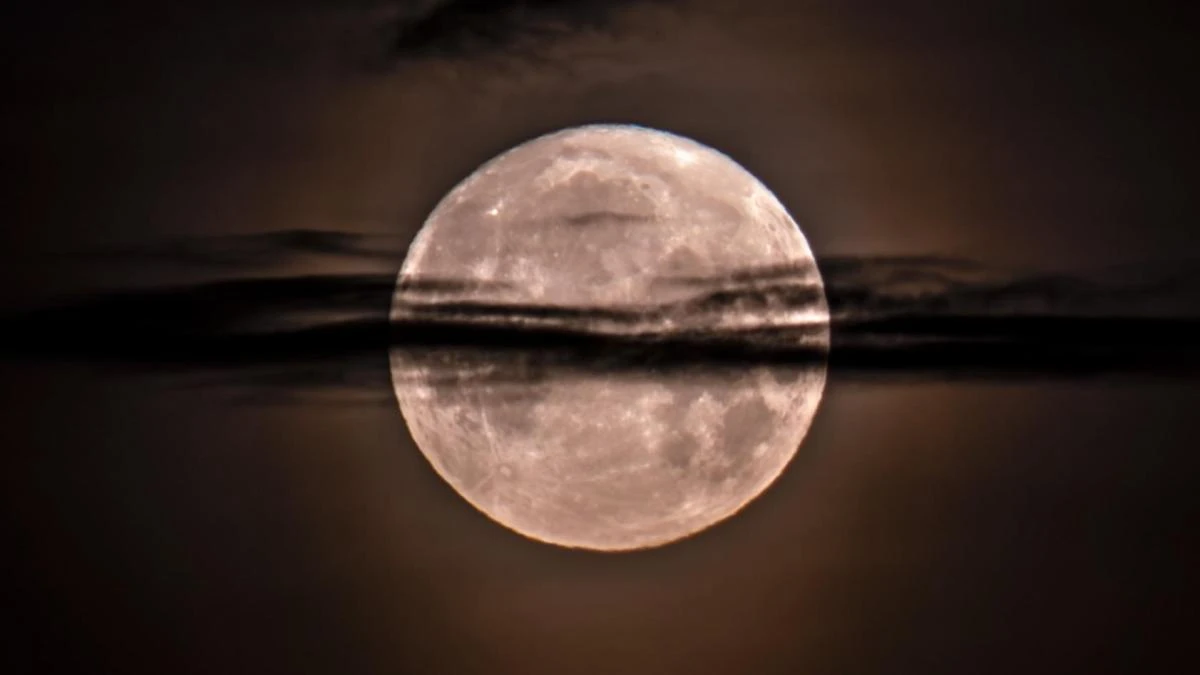 La luna (casi) llena escondida en las nubes