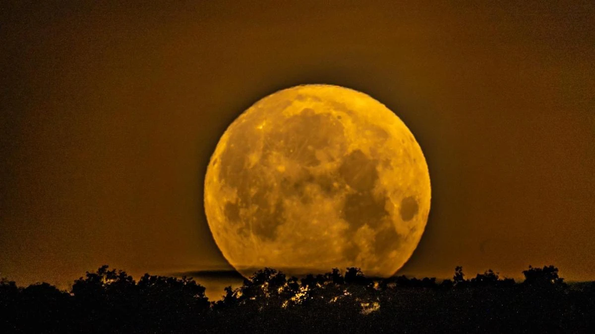 Así se pone la primera luna de mayo