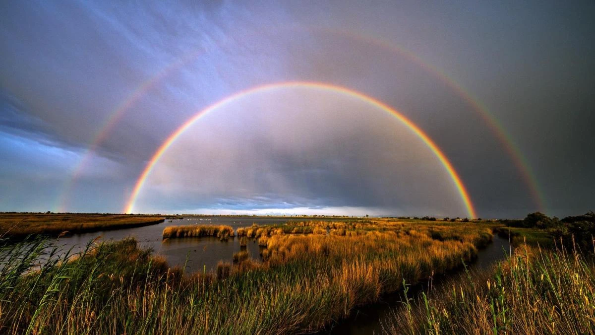 El potente arco iris del delta del Ebro