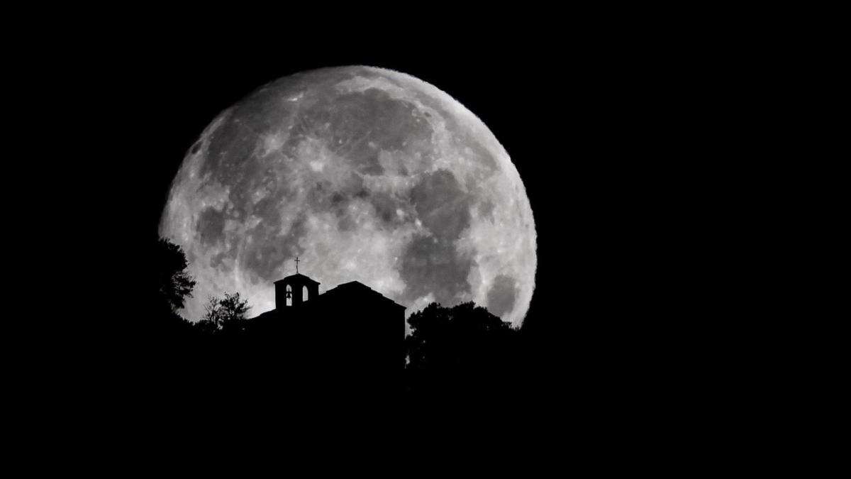 La luna llena posada en Sant Martí Xic