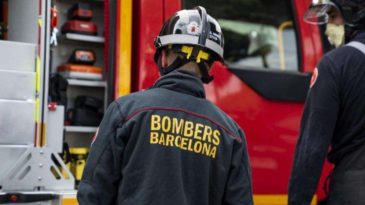 Un incendio calcina los bajos de un edifico de Gavà y obliga a confinar a los vecinos